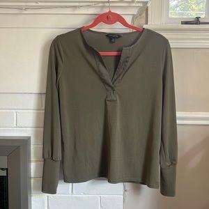 Banana Republic Olive Green Long  Sleeve V Neck Lightweight Top Women’s size XS